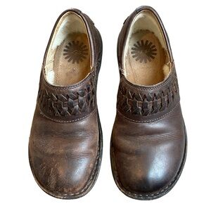 UGG Anila Full Grain Leather Wool Lined Closed Back Slip On Clogs—Women’s 5